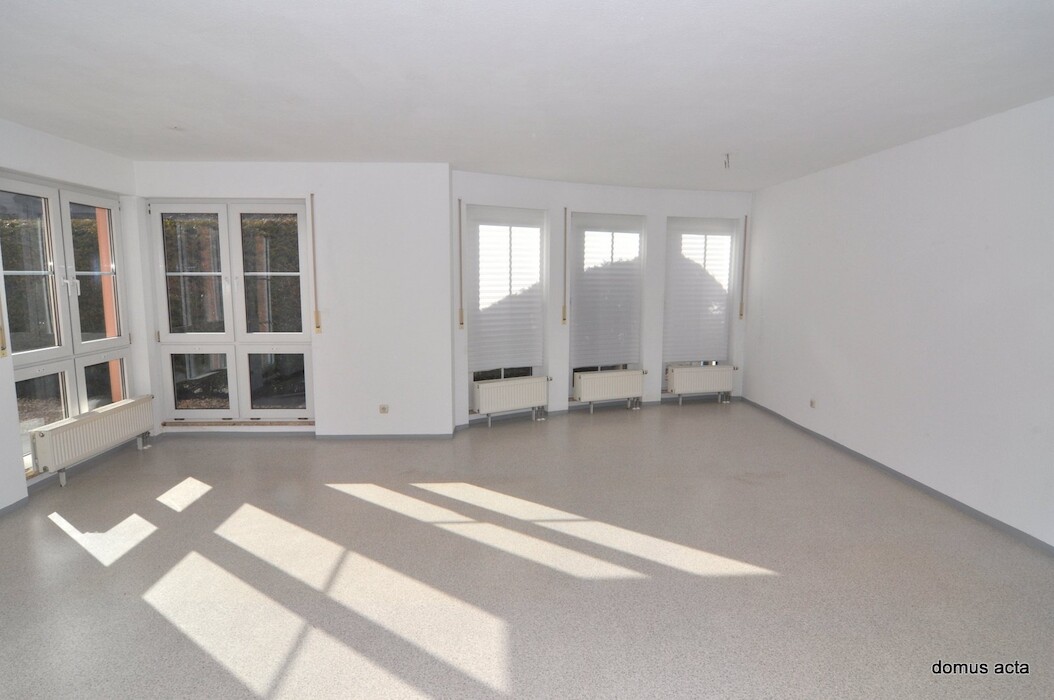 * FREI -freundliche großzügige 1 Zimmerwohnung mit Einbauküche & großer Terrasse - Photo 1