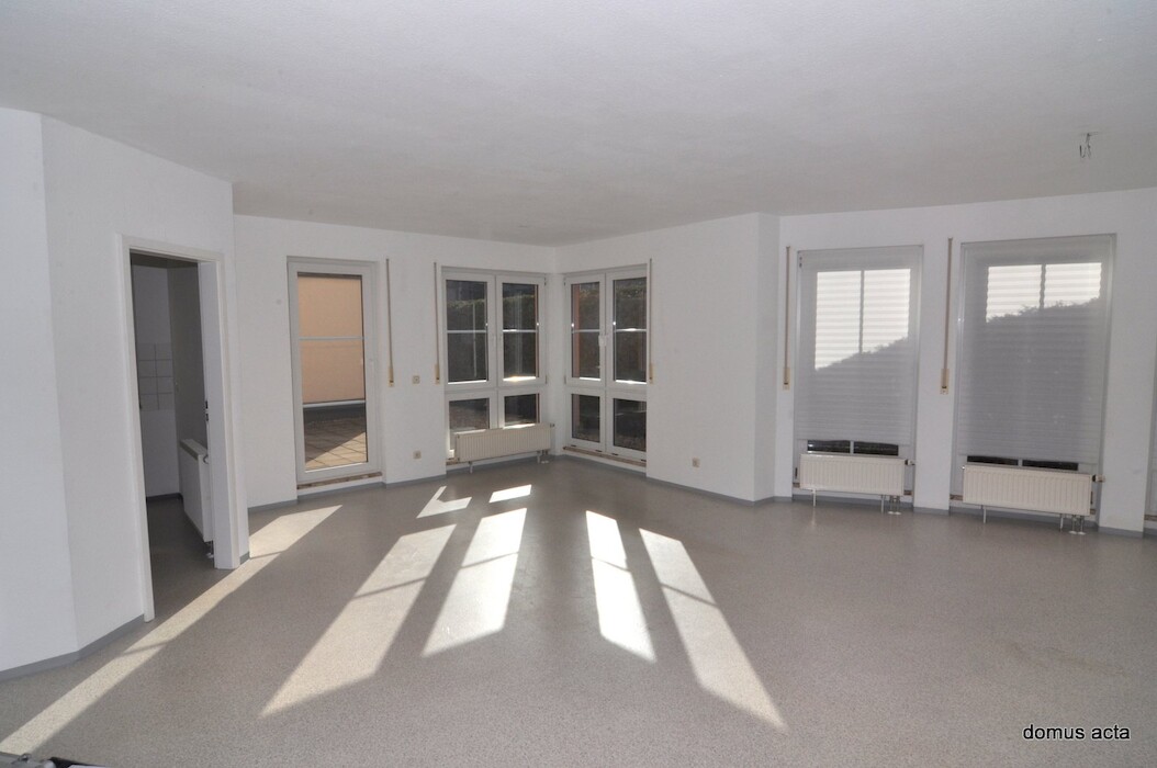 * FREI -freundliche großzügige 1 Zimmerwohnung mit Einbauküche & großer Terrasse - Photo 2