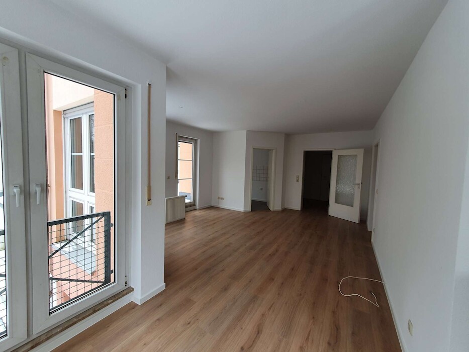 HARMONISCH *helle 2- Zimmer Wohnung mit großer, sonniger Terrasse und Einbauküche* - Foto 2